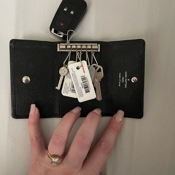 SOLD! Louis Vuitton 6 Key Epi Noir - Picture 3 of 5